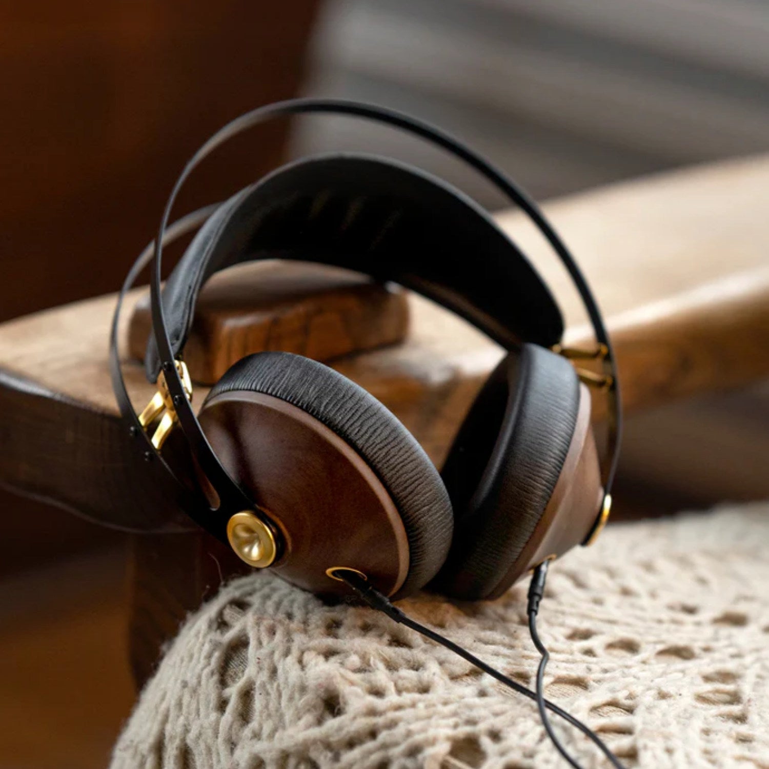 Meze 99 Classics – Walnut Wood Audiophile Headphones