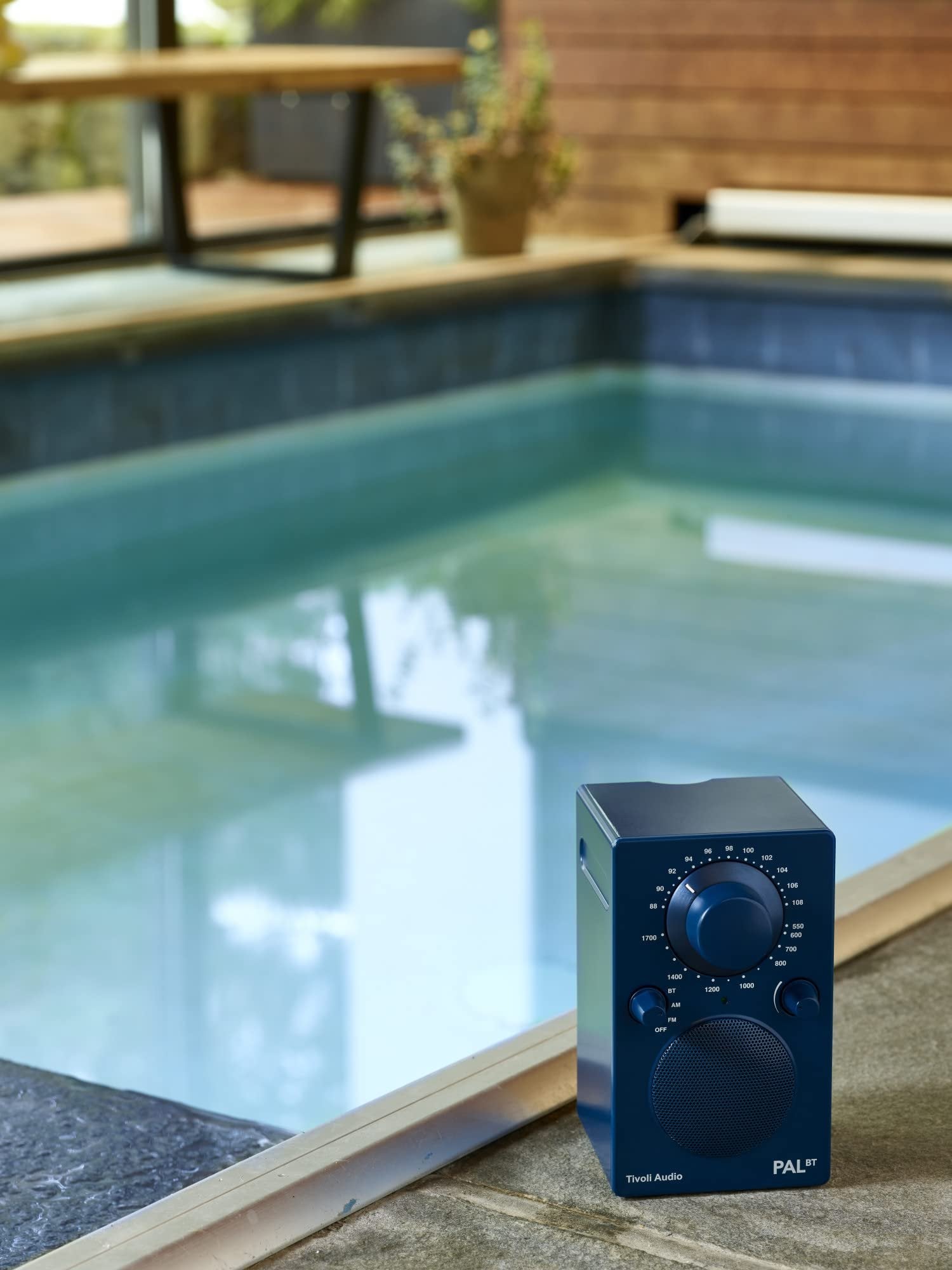 Tivoli PAL BT Portable Bluetooth Radio Black Poolside